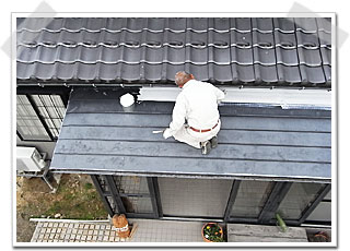 こちらの屋根はステンレス製でしたので、普通の塗料では塗装できません