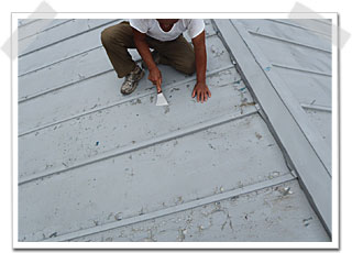 屋根の塗料めくれやサビの除去