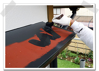 上塗り（仕上げ塗装）　トタン庇 屋根部分を刷毛塗り中