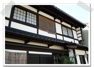 杢野塗装の地元である富山県・石川県にも、漆喰壁の住宅や土蔵は数多く残っています。